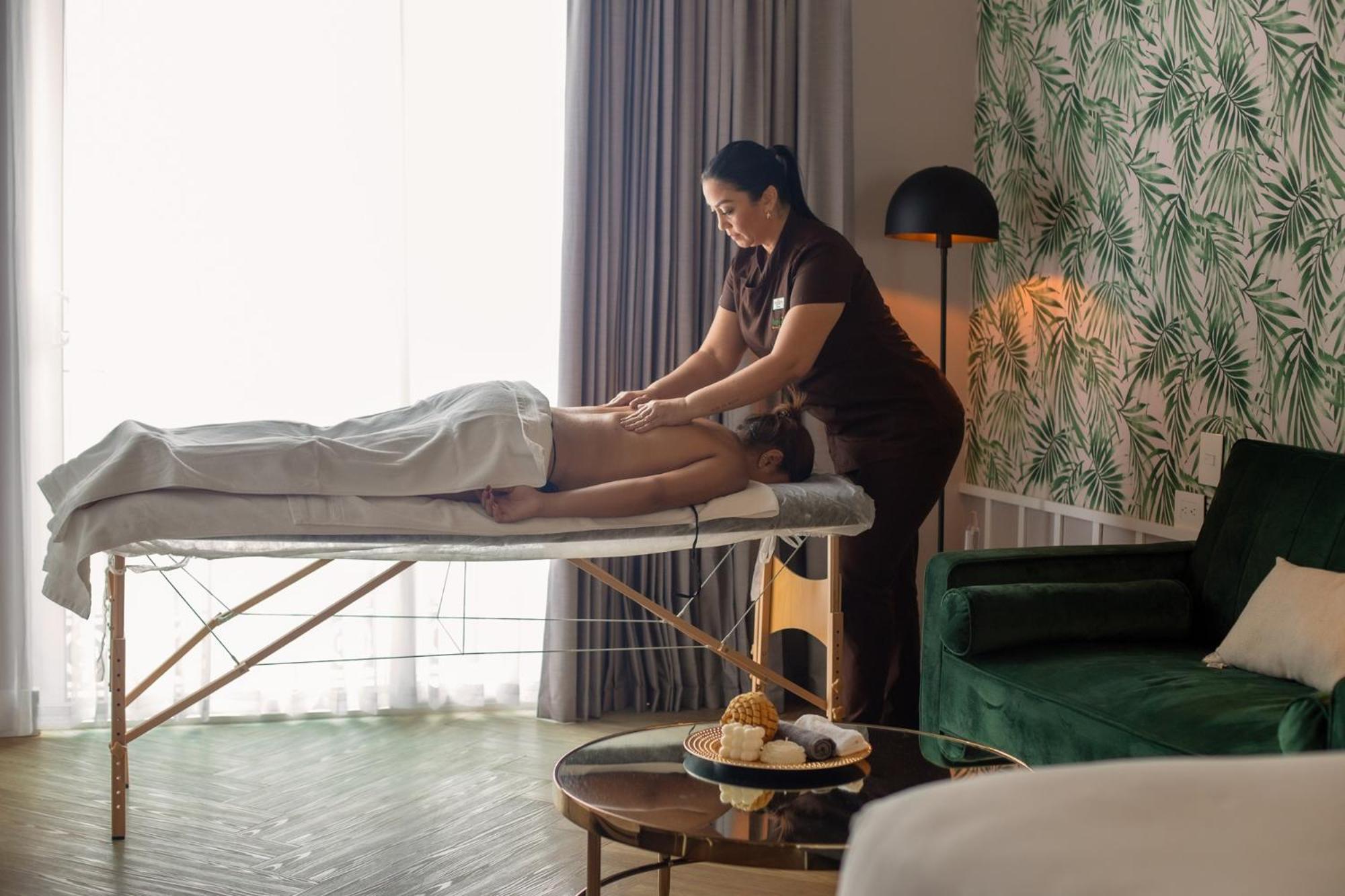 Faranda Collection Barranquilla, A Member Of Radisson Individuals Hotel Barranquilla  Exterior photo A massage therapist at work